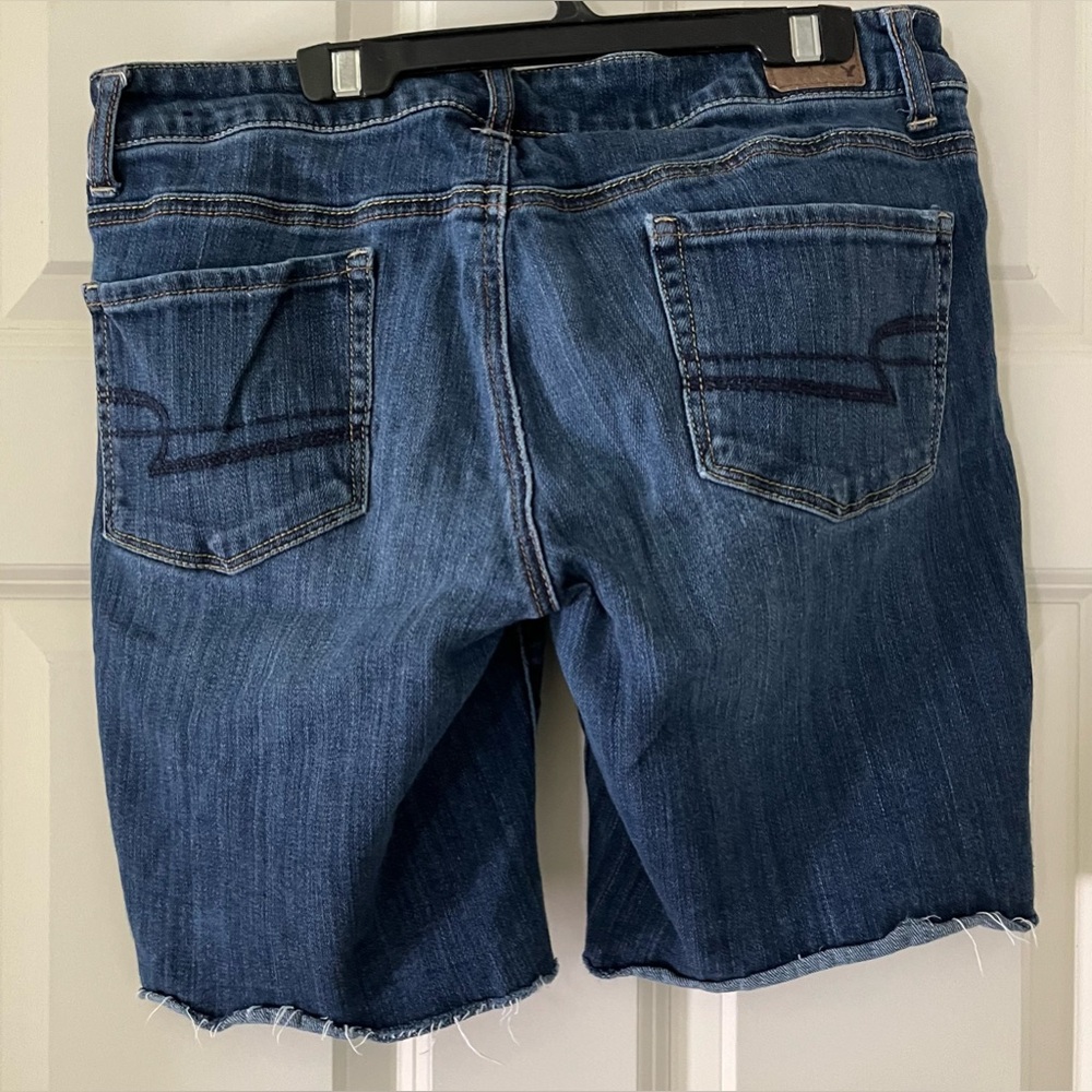 Women’s American Eagle rough hem blue jean shorts, size 10, 5 pockets denim